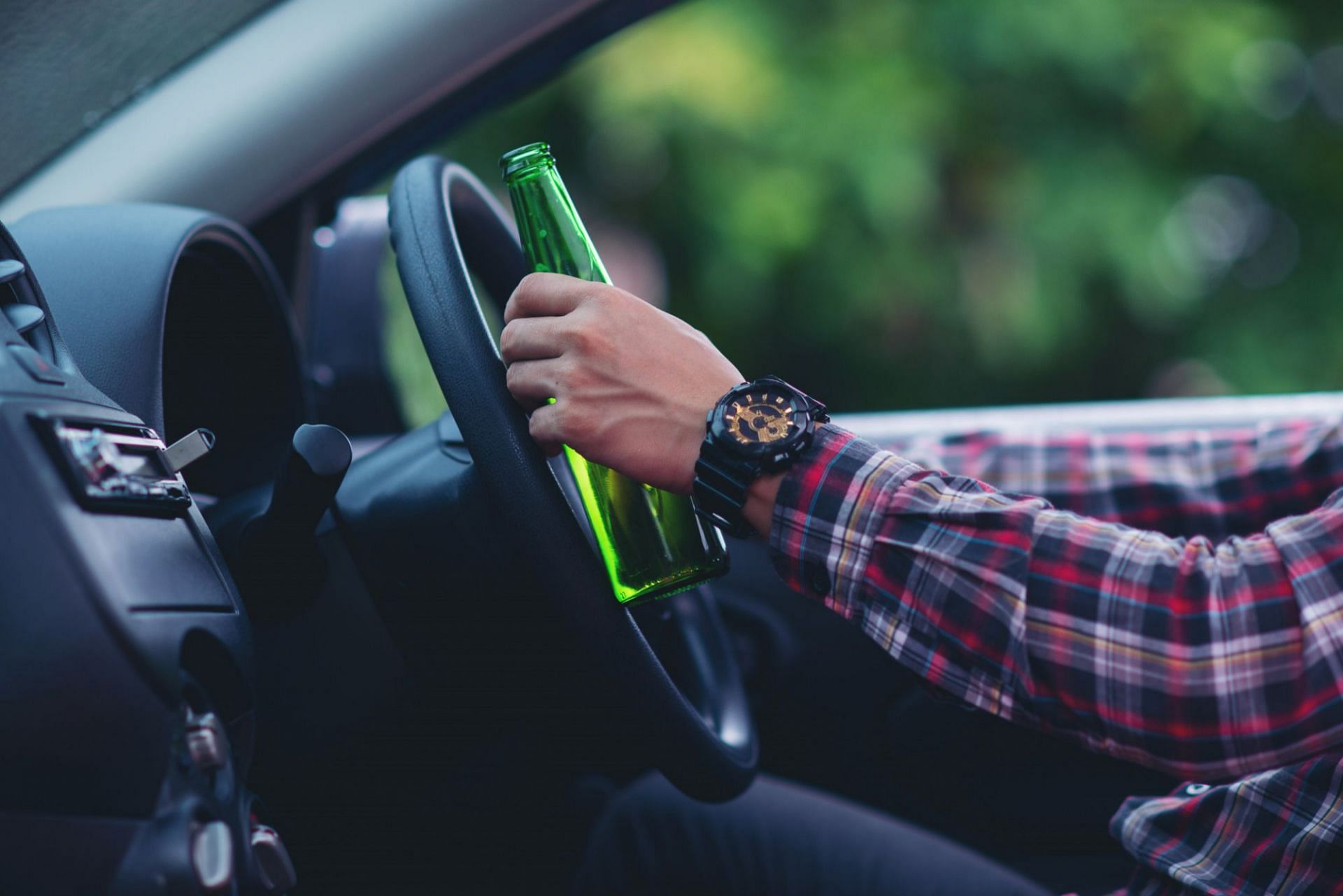 Some alcohol safety tips (Image by jcomp on Freepik)